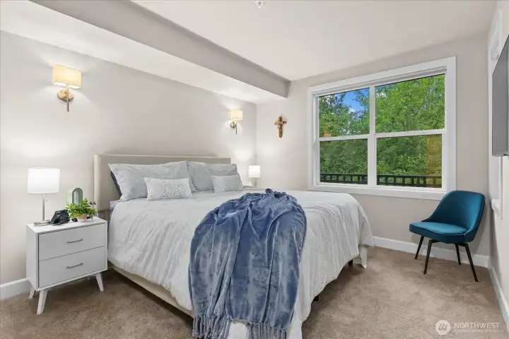 Fits king size bed easily, automatic blinds in all rooms Fits king size bed easily, automatic blinds in all rooms