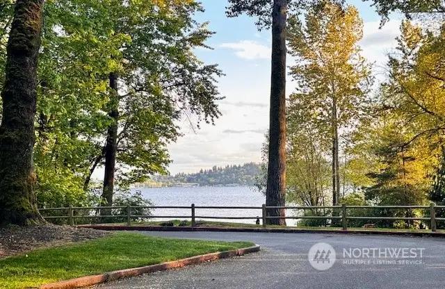 OO Denny offers Access to Lake Washington