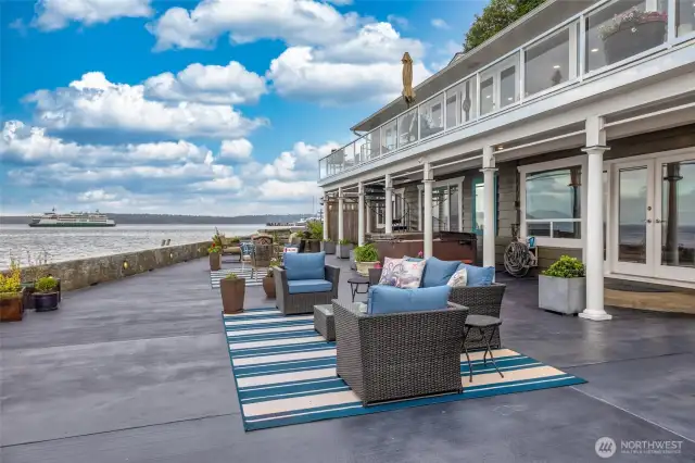 This expansive patio will be the focal point for all your guests. Perfect for hosting dinners with a water view or a summer bbq that lasts well into the evening, the only downsize is that your guests may never want to leave!