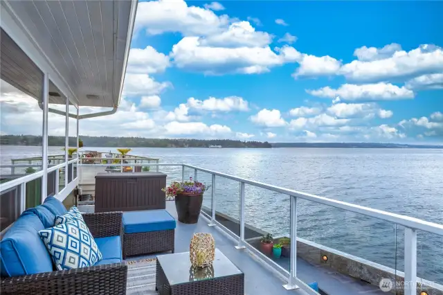 Step out on the deck and you are immediately met with a view that feels both expansive and intimate, a front row seat to they rhythms of nature. Time will melt away as you watch the ferries embark and glide aimlessly from dock to dock.