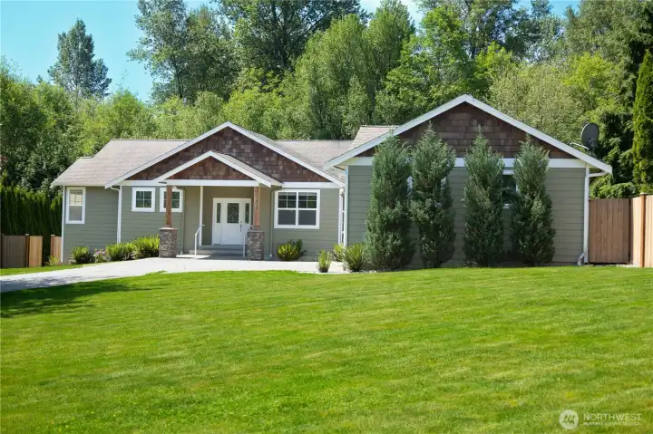 Gorgeous home w/ large yard, backs up to a green area great for privacy! Gorgeous home w/ large yard, backs up to a green area great for privacy!