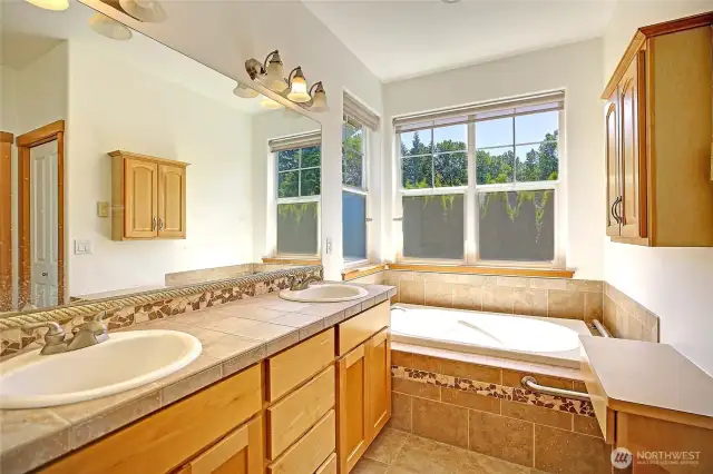 Ensuite bathroom w/soaking tub