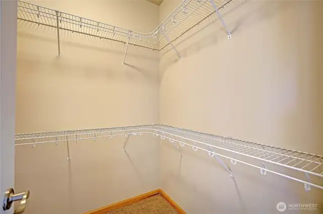 Ensuite walk-in closet