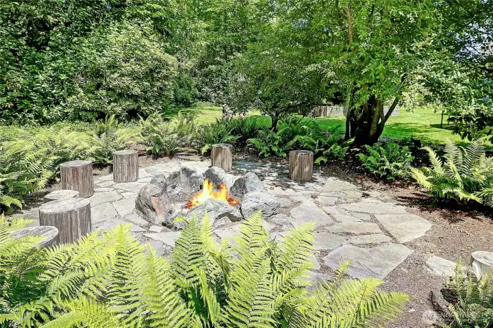 Firepit with flagstone - the best life! Firepit with flagstone - the best life!