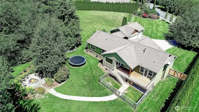 Spacious and private + firepit for outdoor enjoyment