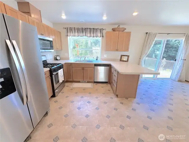 Beachcrest is steps away from Puget Sound & offers the neighborhood a private marina, boat launch, beaches, park/playground, trails, picnic areas & more!