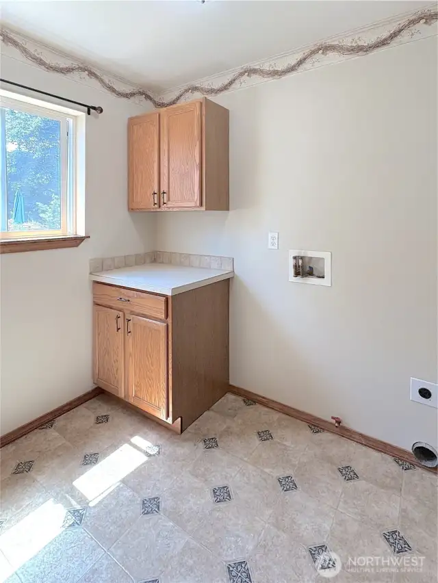 Beachcrest is steps away from Puget Sound & offers the neighborhood a private marina, boat launch, beaches, park/playground, trails, picnic areas & more!