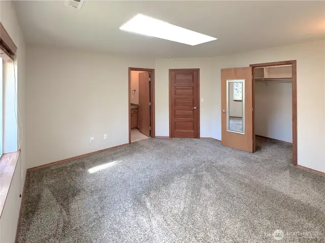 Beachcrest is steps away from Puget Sound & offers the neighborhood a private marina, boat launch, beaches, park/playground, trails, picnic areas & more!