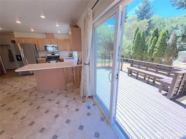 Beachcrest is steps away from Puget Sound & offers the neighborhood a private marina, boat launch, beaches, park/playground, trails, picnic areas & more!