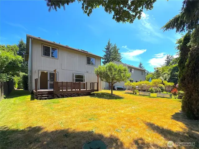 Beachcrest is steps away from Puget Sound & offers the neighborhood a private marina, boat launch, beaches, park/playground, trails, picnic areas & more!