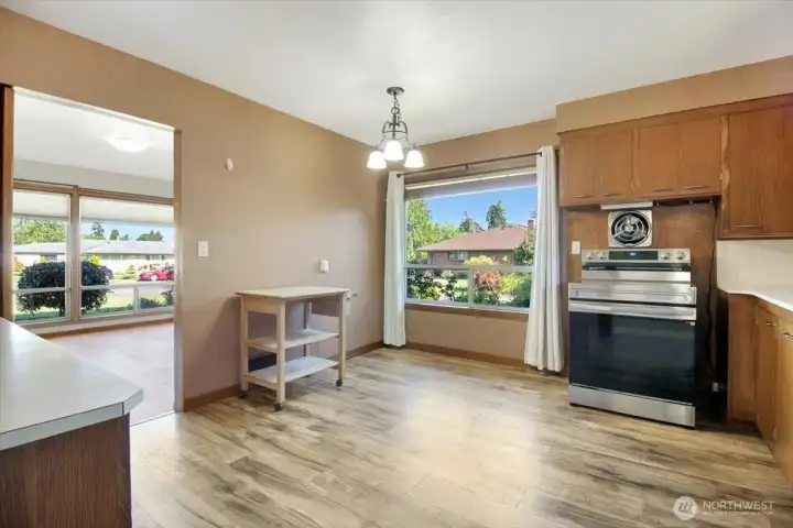 Swinging door separates the dining room from the kitchen. Swinging door separates the dining room from the kitchen.