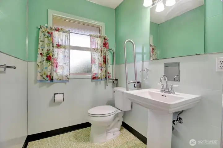 Half bathroom behind the laundry room. Half bathroom behind the laundry room.