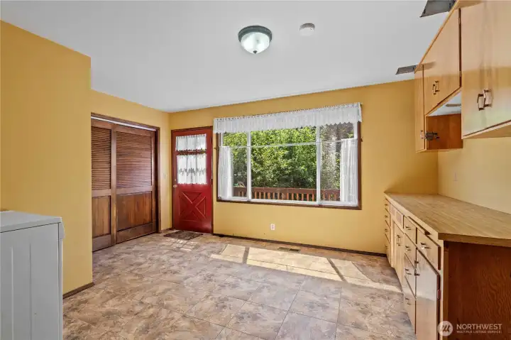 Mud Room, Laundry, Craft Room, 2nd Main Floor Entry