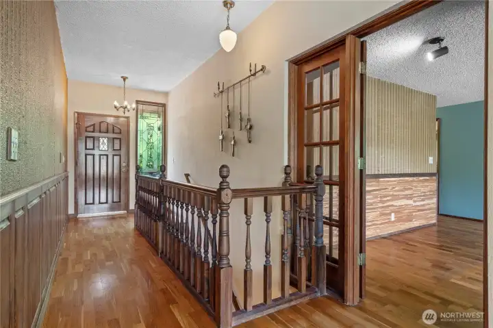 Hallway facing the Front Door and to the Right, into the Family Rm and Bedrooms.
