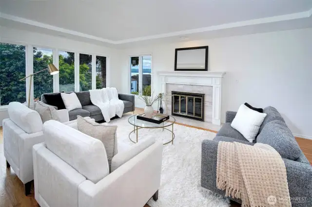 The living rooms is perfectly sited for views of the Lake & Cascade mountains.