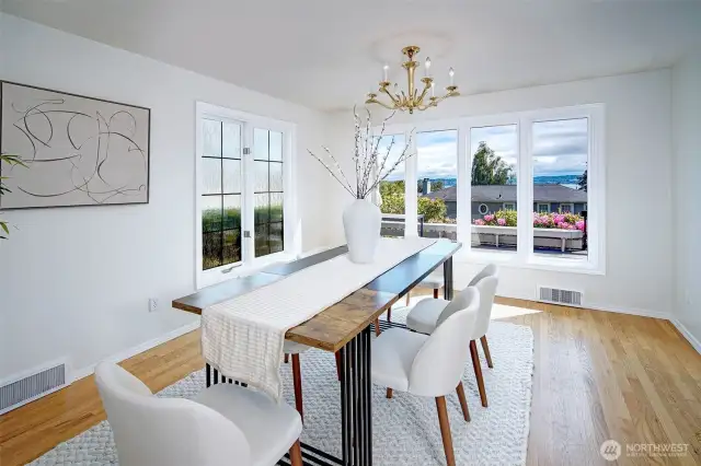 Lake WA and the Cascades to the east. Original Oak floors throughout the main level.