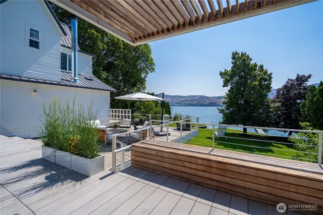 Main Entertaining Deck