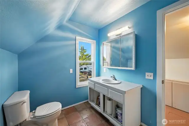 Upstairs full bath.