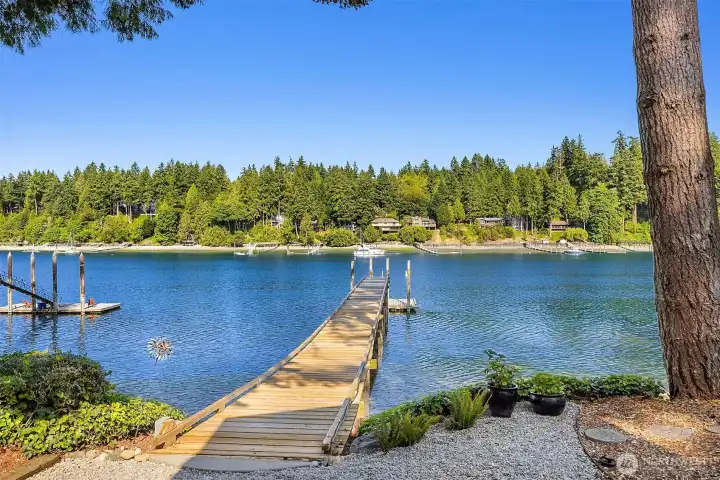 Deep-water dock with a float that has 10+ feet of water at a 0' tide.