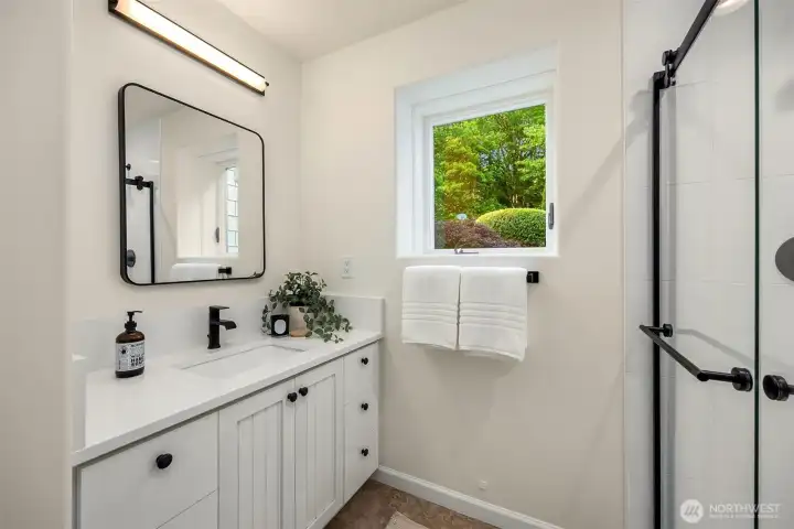 3rd bedroom's ensuite bathroom.