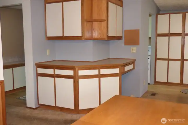 Nice built in desk, storage and extra counter space - great for entertaining.