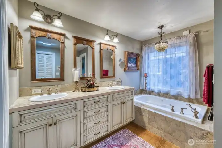 The posh primary ensuite, it has it all!!