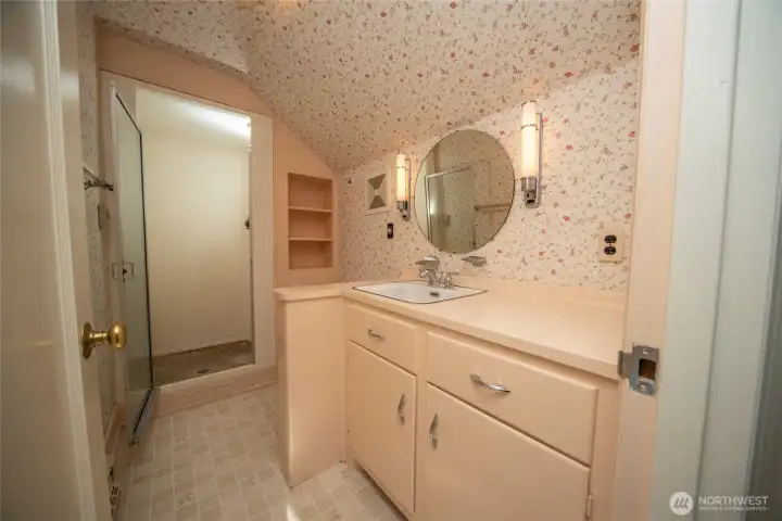 Second level 3/4 bath