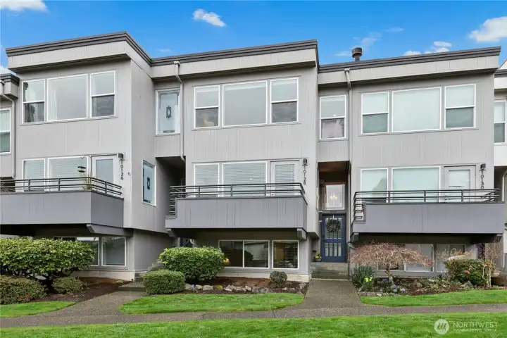 Here's the one you have been waiting for! This townhome has a prime location, just steps from the beach, lake and downtown Kirkland.