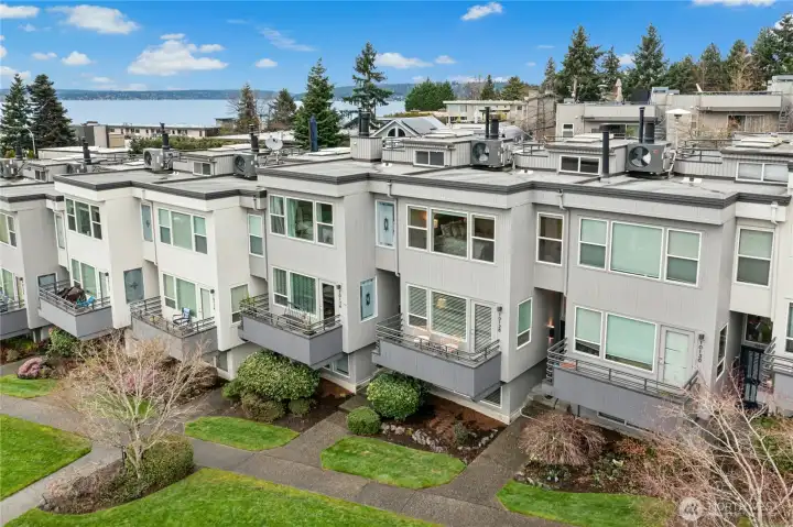 What a great location! Close to downtown Kirkland and Bellevue, the lake, beach, schools, shopping and expressways!
