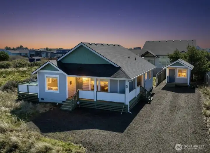 Like-new bungalow at the N jetty of Ocean Shores, WA! Photo is enhanced.