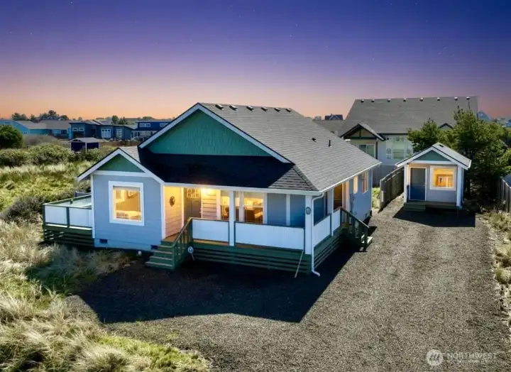 Like-new bungalow at the N jetty of Ocean Shores, WA! Photo is enhanced.