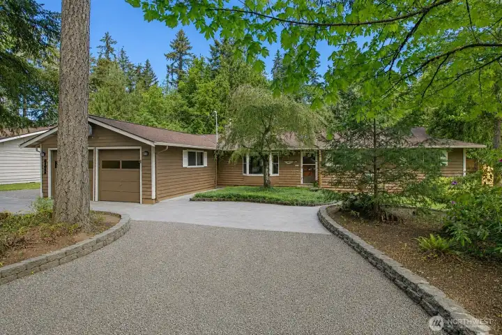 Beautifully maintained rambler with mature landscaping in Black Diamond. It's move-in ready!