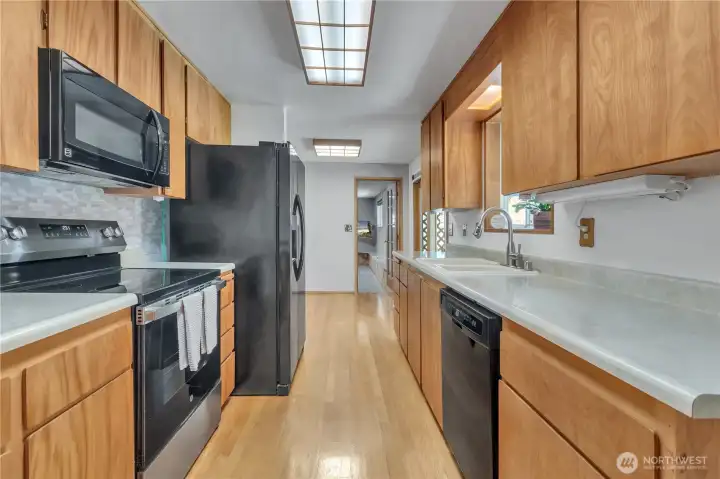 Newer glass cooktop stove, built-in microwave, dishwasher stay
