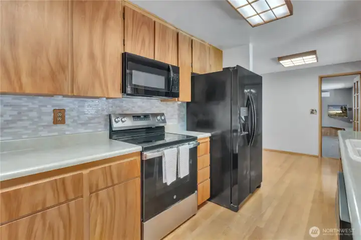 Classic full glass tile backsplash