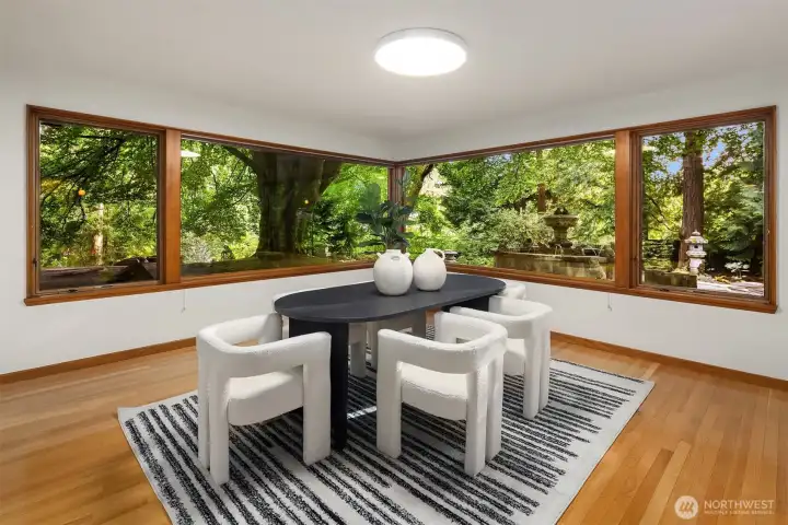 Nature acts as an artful and serene background for the dining room: the perfect indoor-outdoor flow well known for Mid Century Modern architecture.