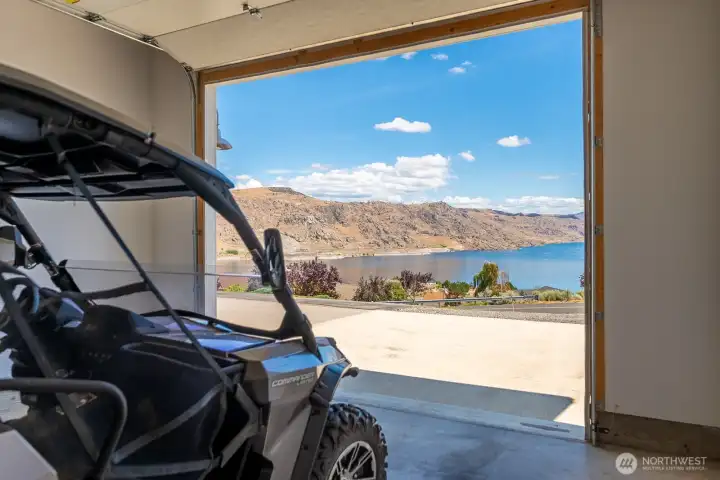 10 ft door on the 3rd bay 17 x 41. Doors open in the back and front. 10 ft door on the 3rd bay 17 x 41. Doors open in the back and front.