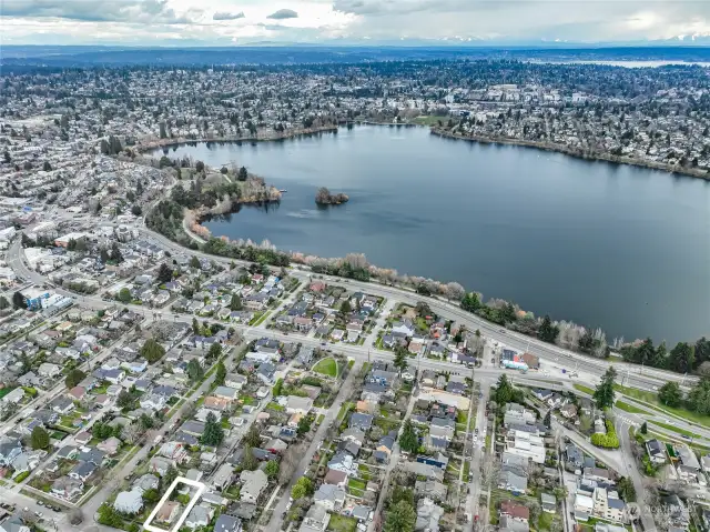 Just 2 blocks to Green Lake Park!  Get your paddle board ready!