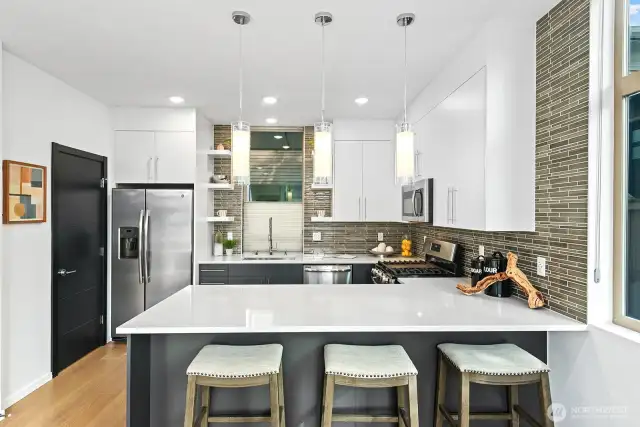 Nice sized kitchen with quartz counter tops.