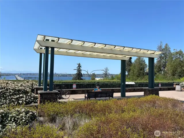 Enjoy the ease and convenience of being just minutes away from the SR520 trail, perfect for outdoor enthusiasts and those seeking quick access to recreational activities.