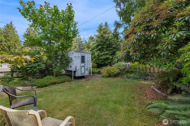 More front lawn area that shows space for boat or small RV parking