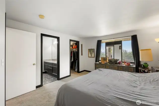 Walk in closet & en-suite bath