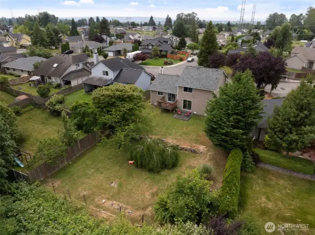 Look at that large yard!  Perfect private area!