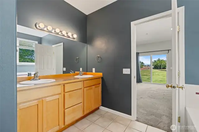 Large ensuite with double sinks