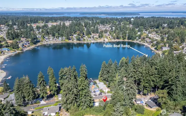 Walking distance to the public boat launch. Take your kayak and enjoy a day on the lake!