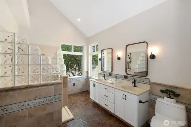 Primary Ensuite - Main Floor