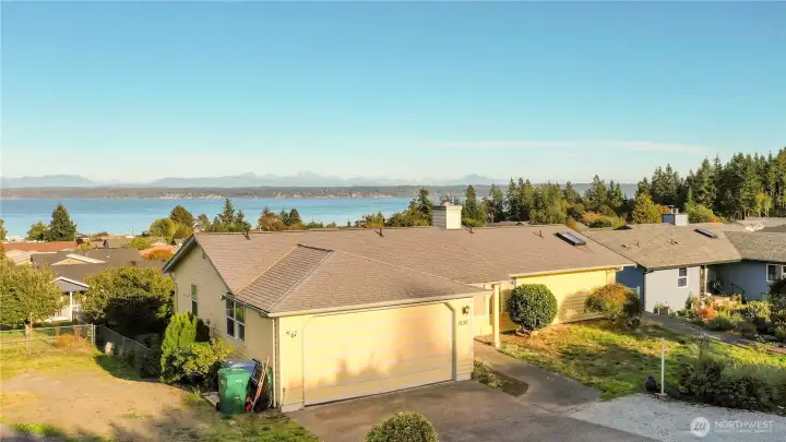 [BREATHTAKING VIEWS OF PORT SUSAN BAY, MT. BAKER, NORTH CASCADE MOUNTAINS] Camano Island a meca for the creative, artful & outdoor enthusiast; Island life without the inconvenience of a Ferry.This entry level daylight rambler in the Camano Country Club Community lives like a picture, phenomenal [VIEWS] of wide open clear skies for stargazing, Northern lights and sunrises. 3 bedrooms (one upper & lower level primary) Views from almost every window, large deck, patio & yard. Two kitchens makes this a great multi generational home. Private Community beaches 1,2 and 3 are great for crabbing, boating or lounging. Enjoy Island life with parks, hiking, Art Studio tours & so much more. It's all here, get immersed !