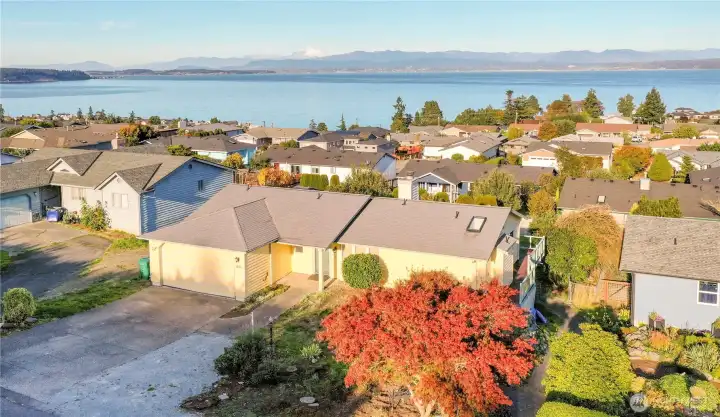 Come and enjoy this great daylight rambler located in the exclusive community of the Camano Country Club where embracing the island lifestyle happens.