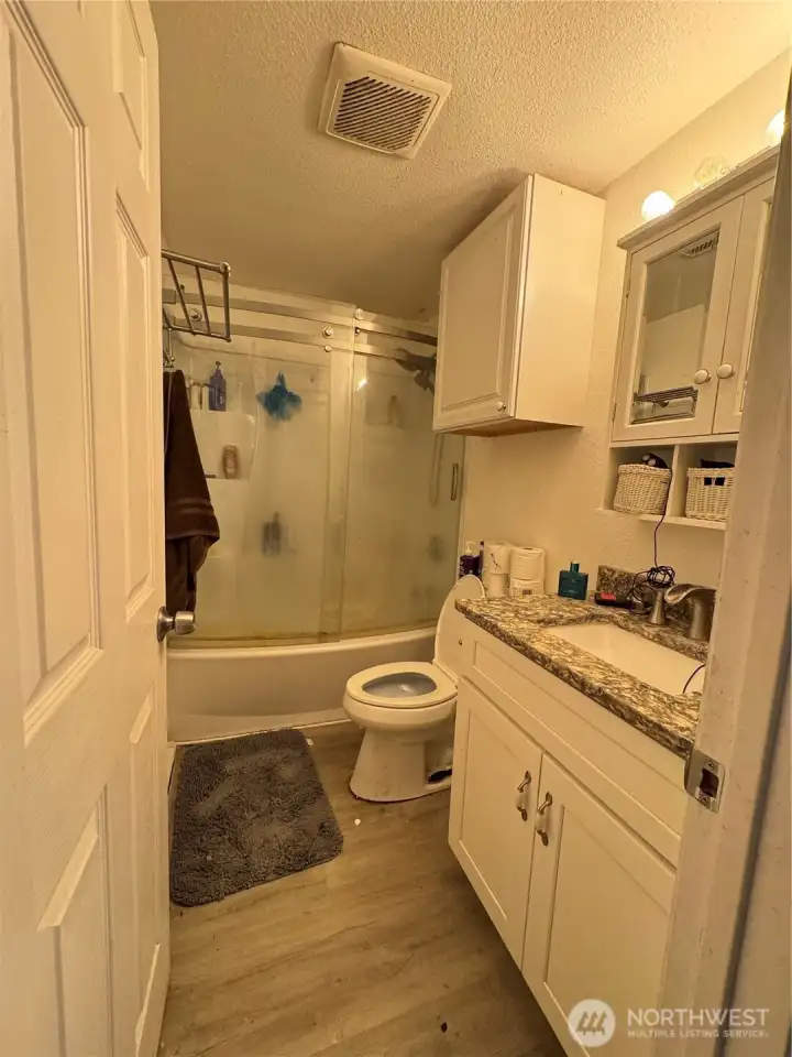 22407 Bathroom