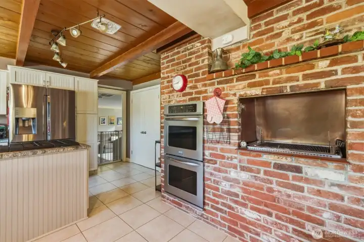 Double Oven. Gas Grill.