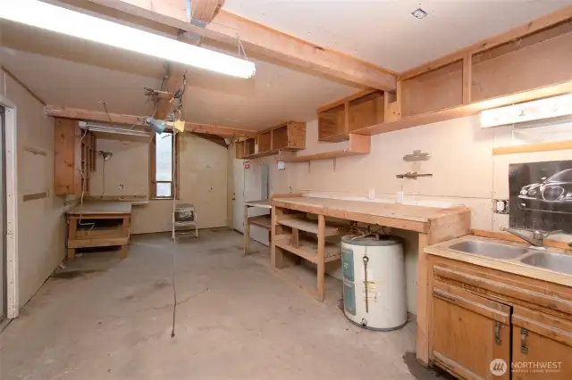 Room off main part of show with stool and sink.